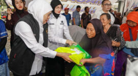 Khofifah gelar pasar murah di Kediri untuk kendalikan inflasi jelang Idul Adha. Warga antusias berburu sembako murah.