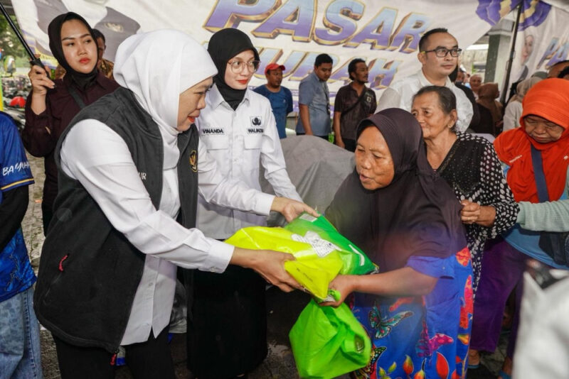 Khofifah gelar pasar murah di Kediri untuk kendalikan inflasi jelang Idul Adha. Warga antusias berburu sembako murah.