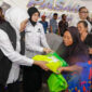 Khofifah gelar pasar murah di Kediri untuk kendalikan inflasi jelang Idul Adha. Warga antusias berburu sembako murah.