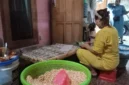 Harga kedelai naik membuat produsen tempe di Tuban memperkecil ukuran produk agar harga jual tetap terjangkau.