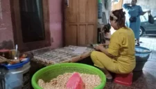 Harga kedelai naik membuat produsen tempe di Tuban memperkecil ukuran produk agar harga jual tetap terjangkau.