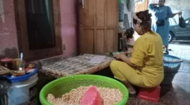 Harga kedelai naik membuat produsen tempe di Tuban memperkecil ukuran produk agar harga jual tetap terjangkau.