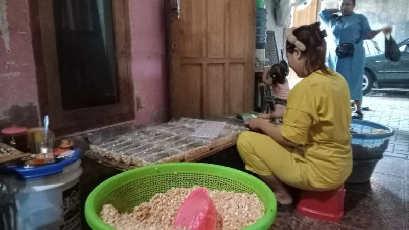 Harga kedelai naik membuat produsen tempe di Tuban memperkecil ukuran produk agar harga jual tetap terjangkau.
