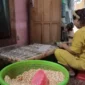 Harga kedelai naik membuat produsen tempe di Tuban memperkecil ukuran produk agar harga jual tetap terjangkau.